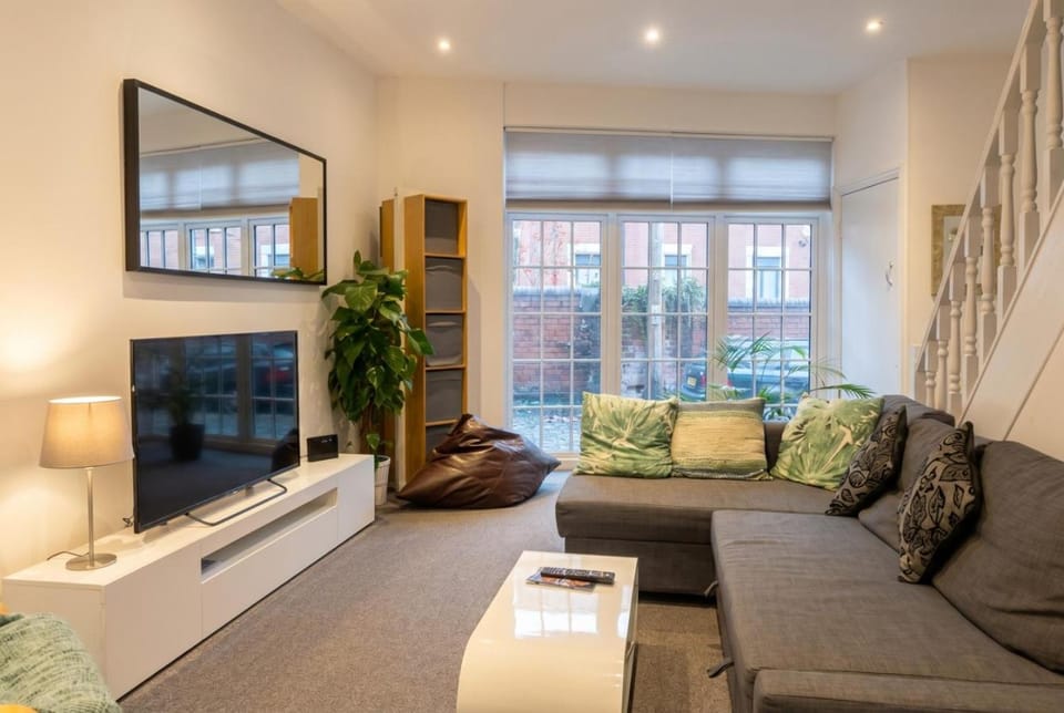 Living room, Seating area, Evening entertainment
