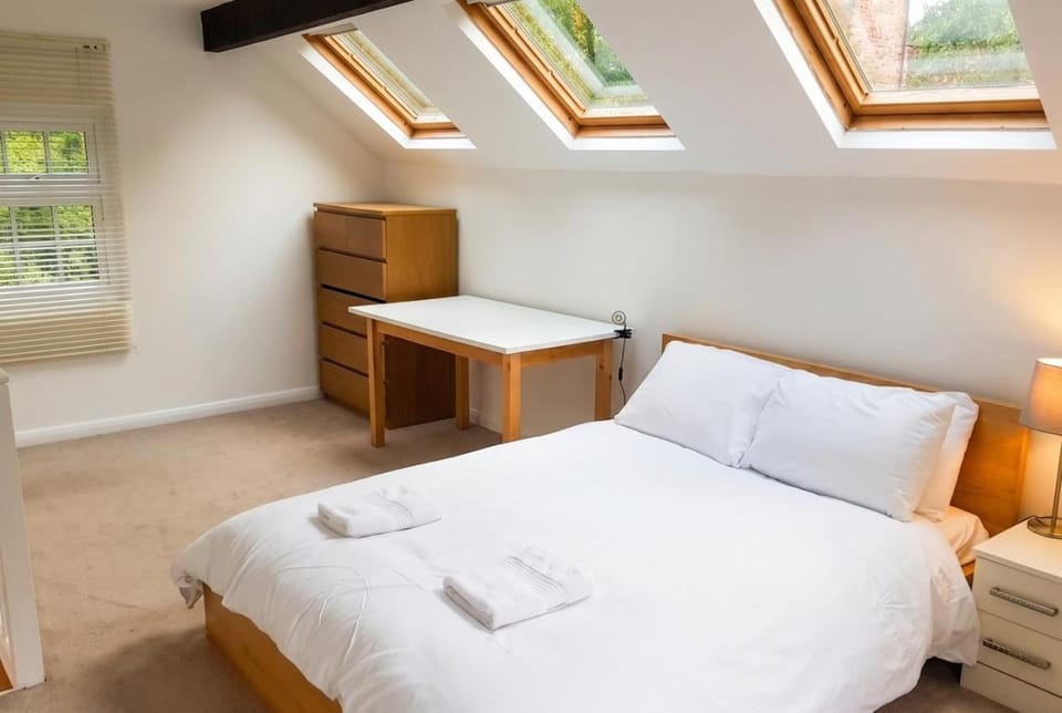 Bed, Photo of the whole room, Bedroom, towels