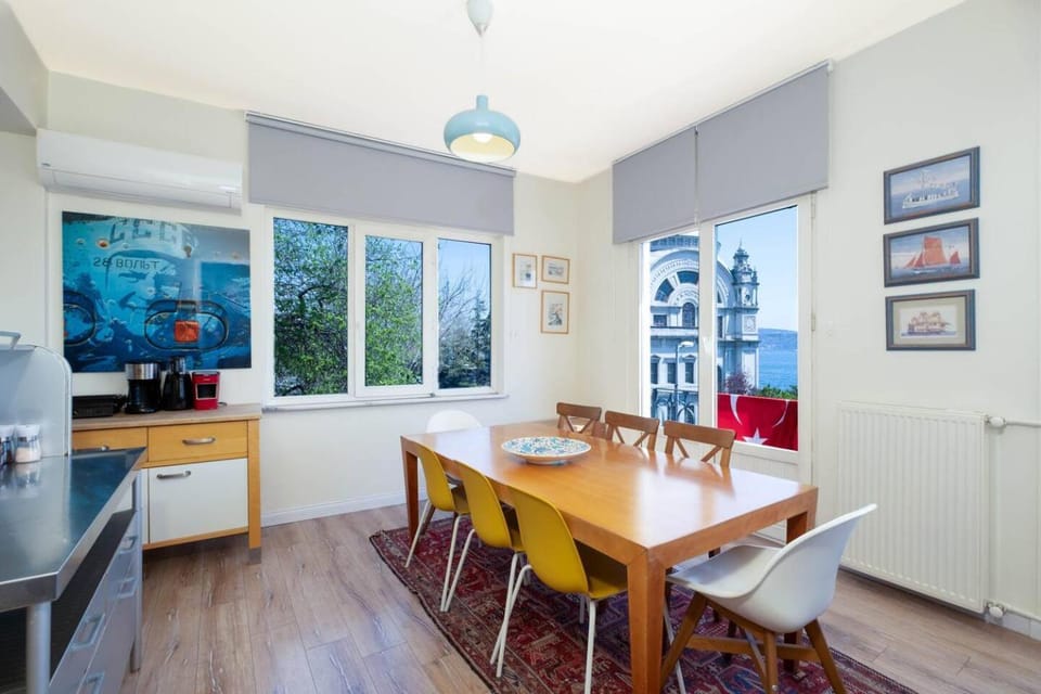 Coffee/tea facilities, Dining area, Landmark view