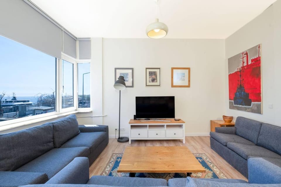 TV and multimedia, Living room, Seating area, Evening entertainment, Sea view