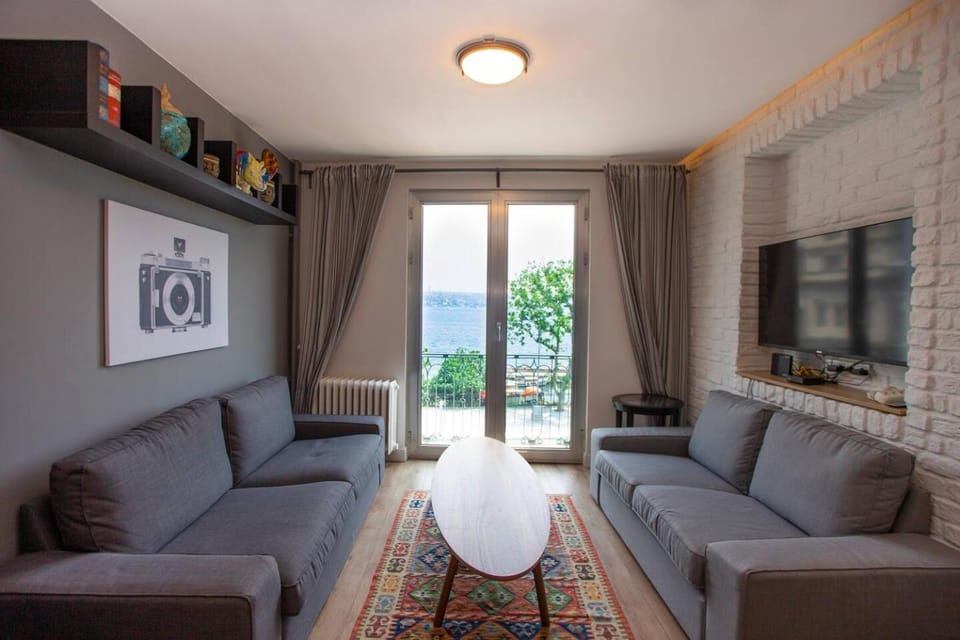 TV and multimedia, Living room, Seating area, Evening entertainment