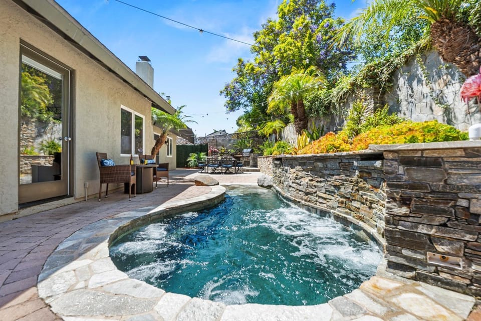 Charming Coastal Escape Resort-Style Walk-In Spa House in Vista