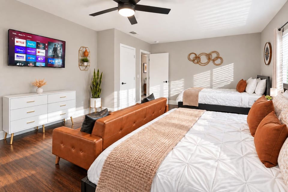 Bed, TV and multimedia, Photo of the whole room, Bedroom