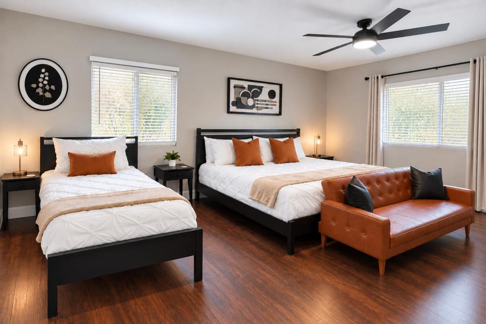 Bed, Photo of the whole room, Seating area, Bedroom