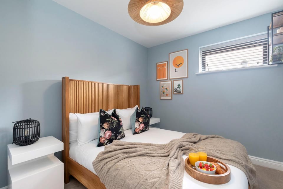 Elliot Oliver - Beautiful Two Bedroom Apartment With Parking in The Docks Apartment in Gloucester