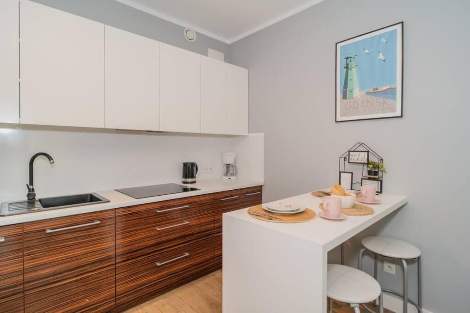 Coffee/tea facilities, Kitchen or kitchenette, Dining area, stove