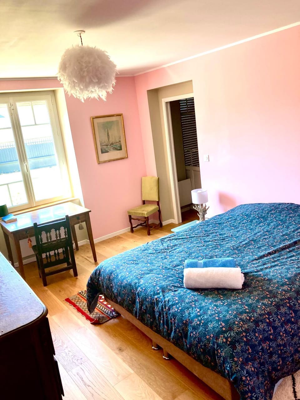 Bed, Photo of the whole room, Bedroom, towels