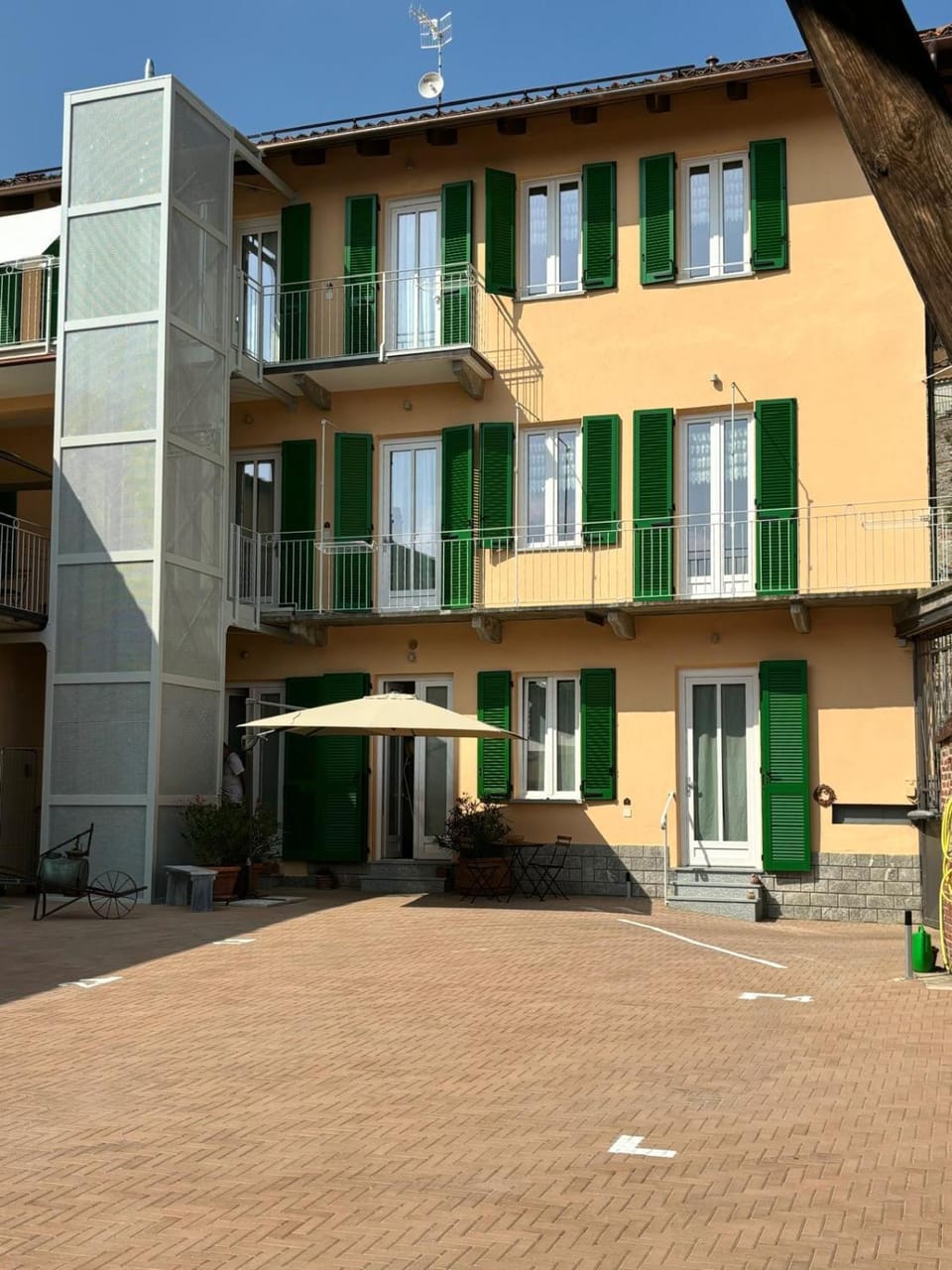 Property building, Day, Parking, elevator