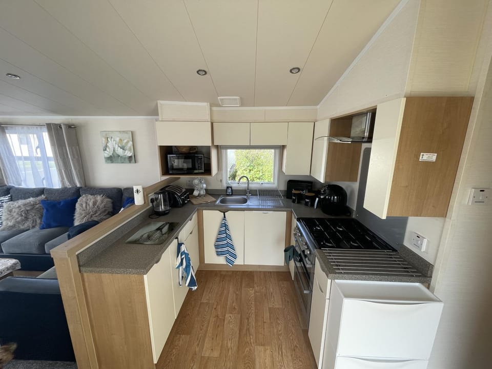 Kitchen or kitchenette, oven, pet friendly, stove