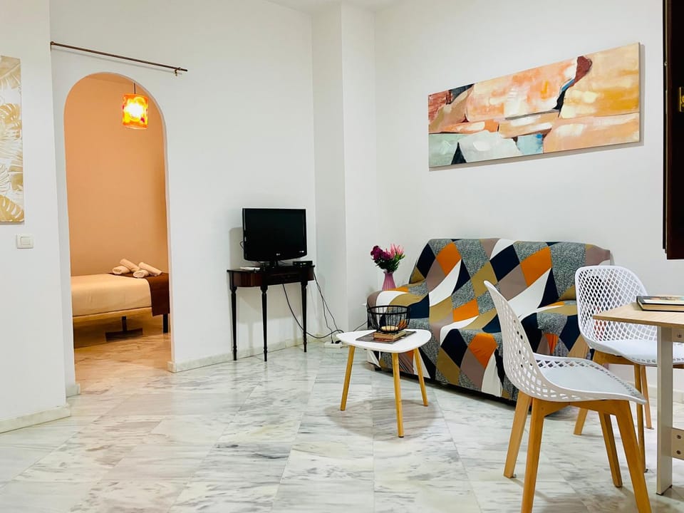 TV and multimedia, Living room, Seating area, Dining area
