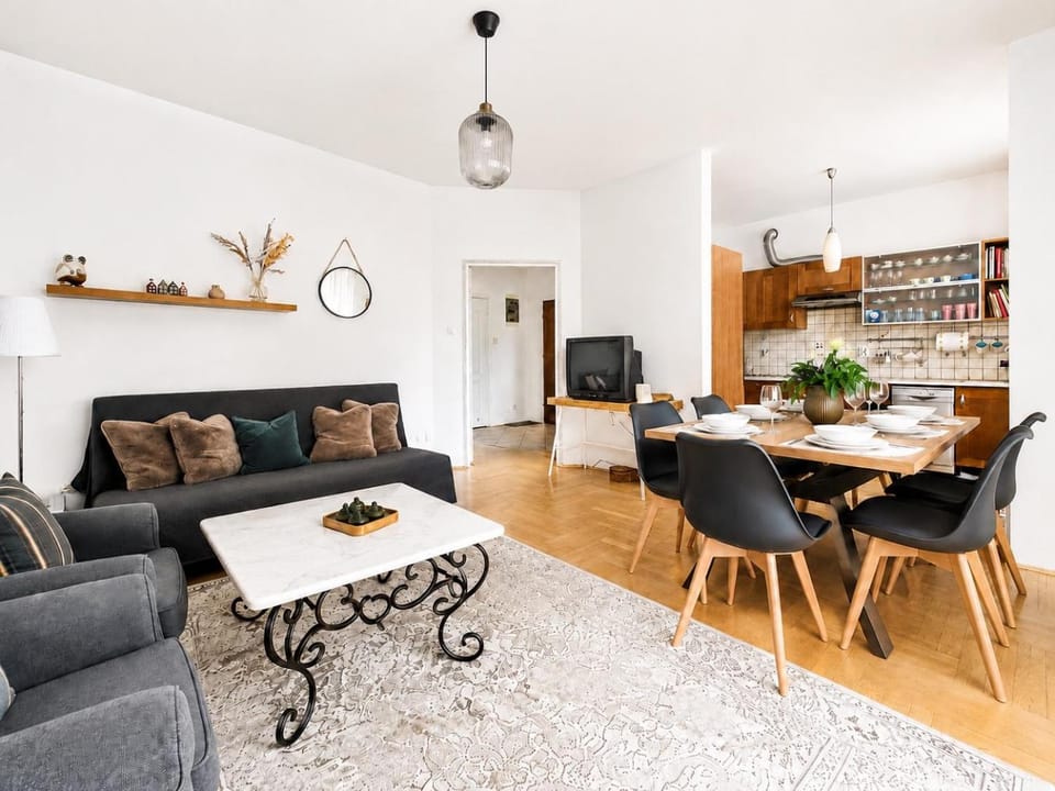 Kitchen or kitchenette, Living room, Seating area, Dining area