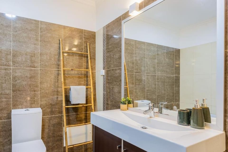 Toilet, Bathroom, towels