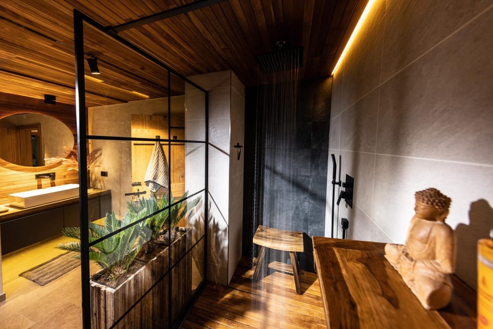Shower, Bathroom, Spa and wellness centre/facilities
