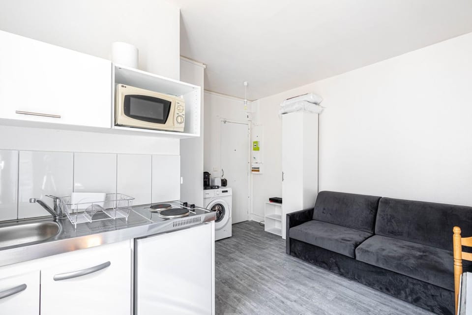 Living room, oven