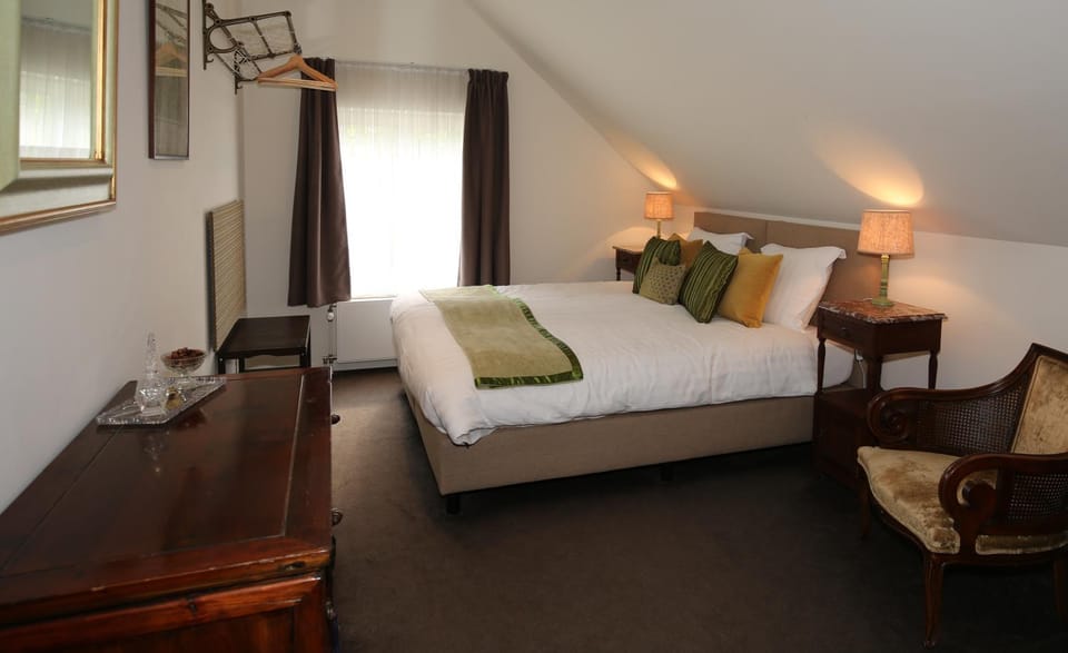 Shower, Toilet, Bathroom, Coffee/tea facilities, Photo of the whole room, Seating area, Bedroom