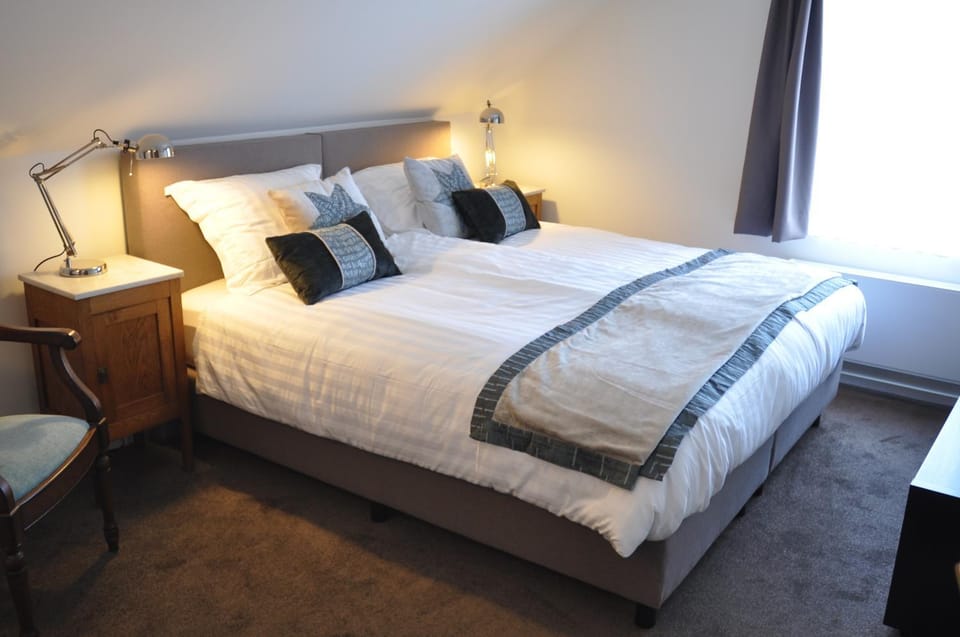 Shower, Toilet, Coffee/tea facilities, Seating area, Bedroom
