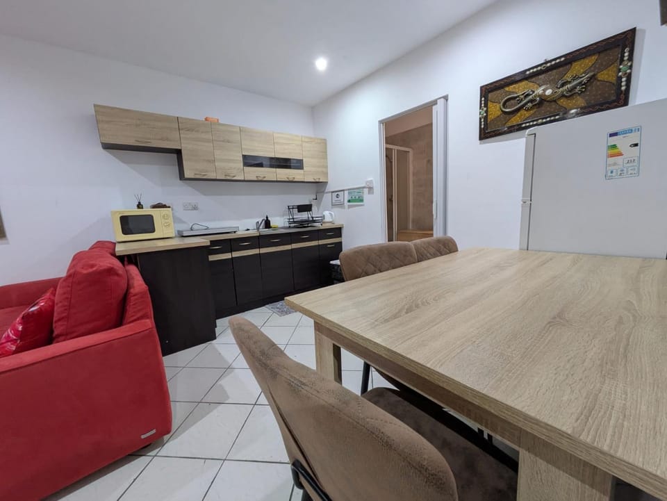 Kitchen or kitchenette, Living room, Seating area, Dining area, oven, stove