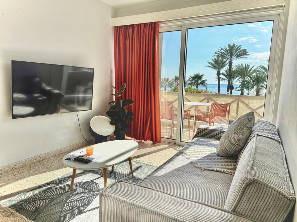 Day, TV and multimedia, Living room, Seating area