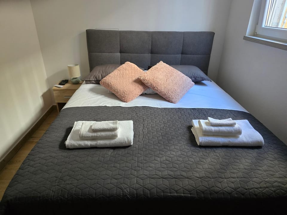 Bed, Bedroom, towels