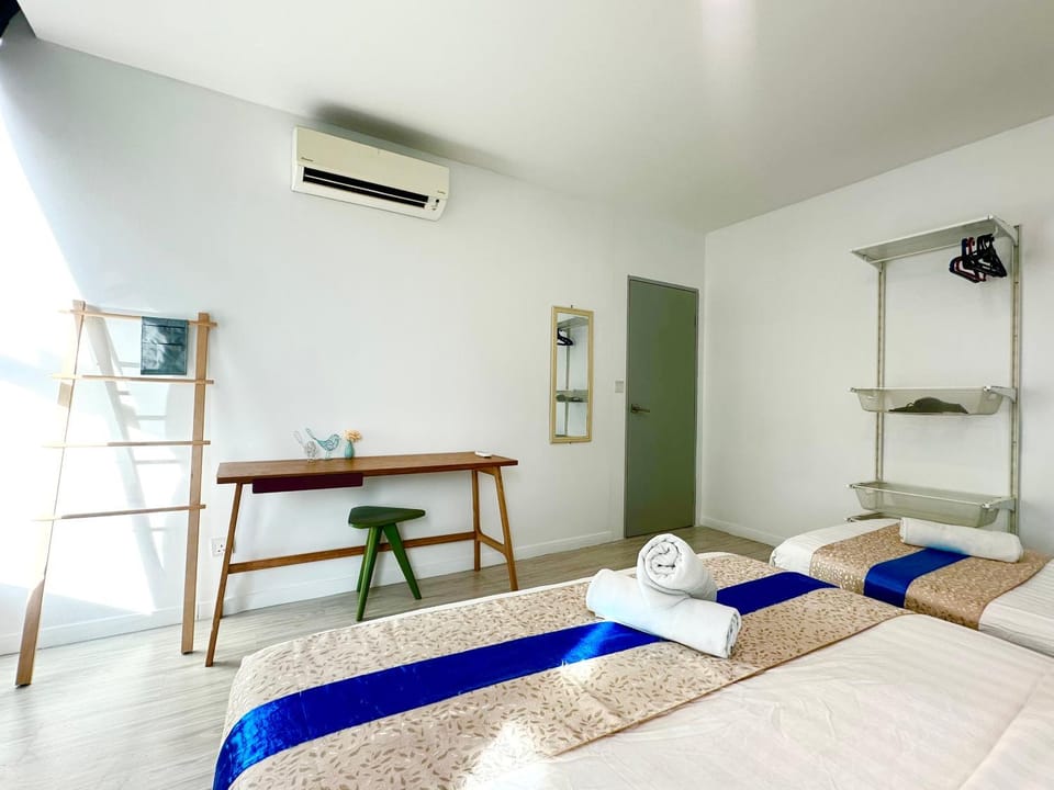 Bed, Photo of the whole room, Bedroom, towels, air conditioner