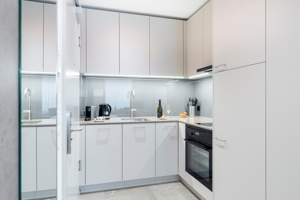 Coffee/tea facilities, dishwasher, microwave, oven, stove, kitchen