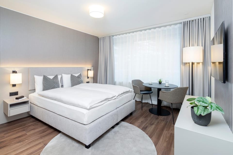 Bed, TV and multimedia, Photo of the whole room, Dining area, Bedroom