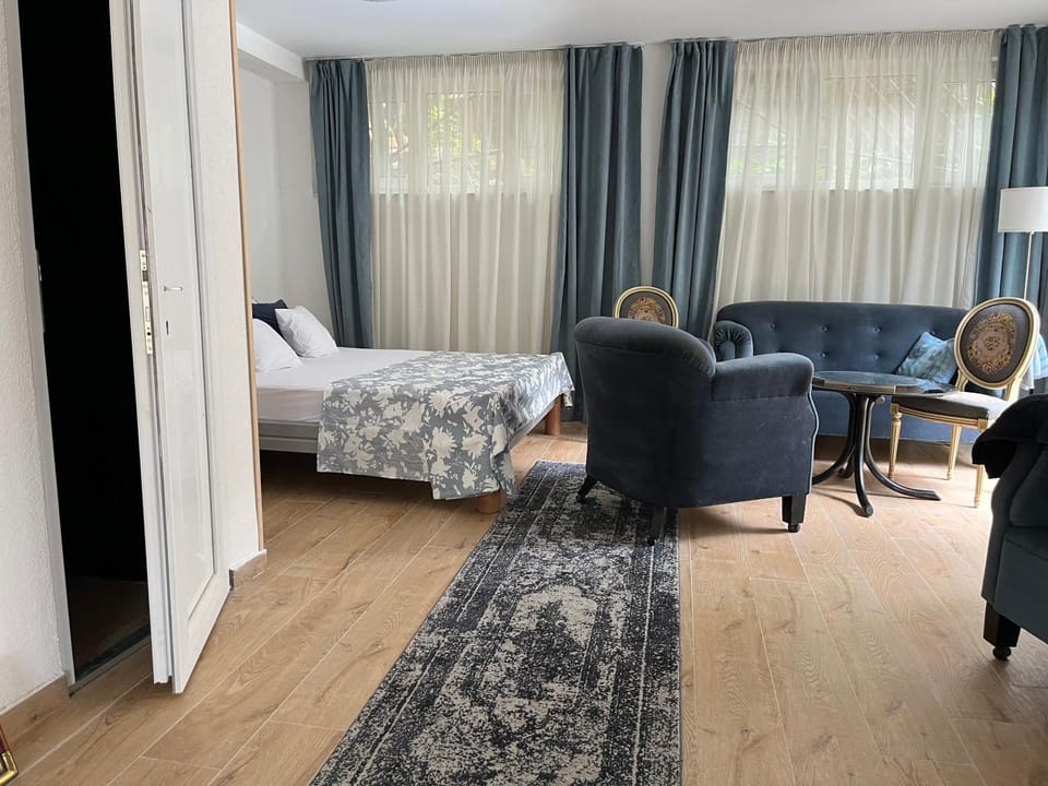 Bed, Photo of the whole room, Seating area, Bedroom