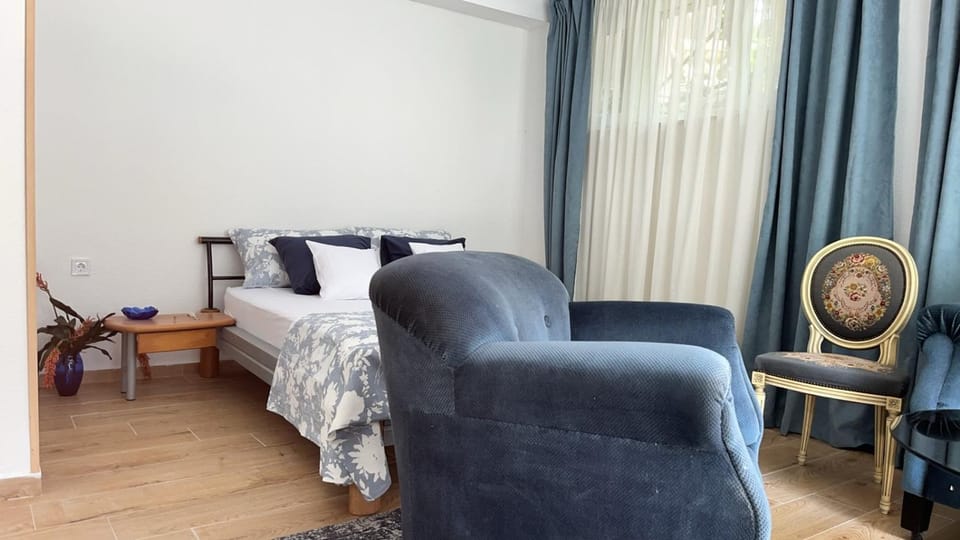 Bed, Photo of the whole room, Seating area, Bedroom
