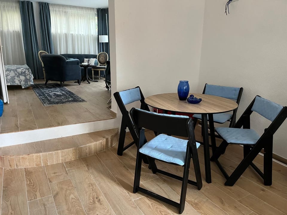 Seating area, Dining area