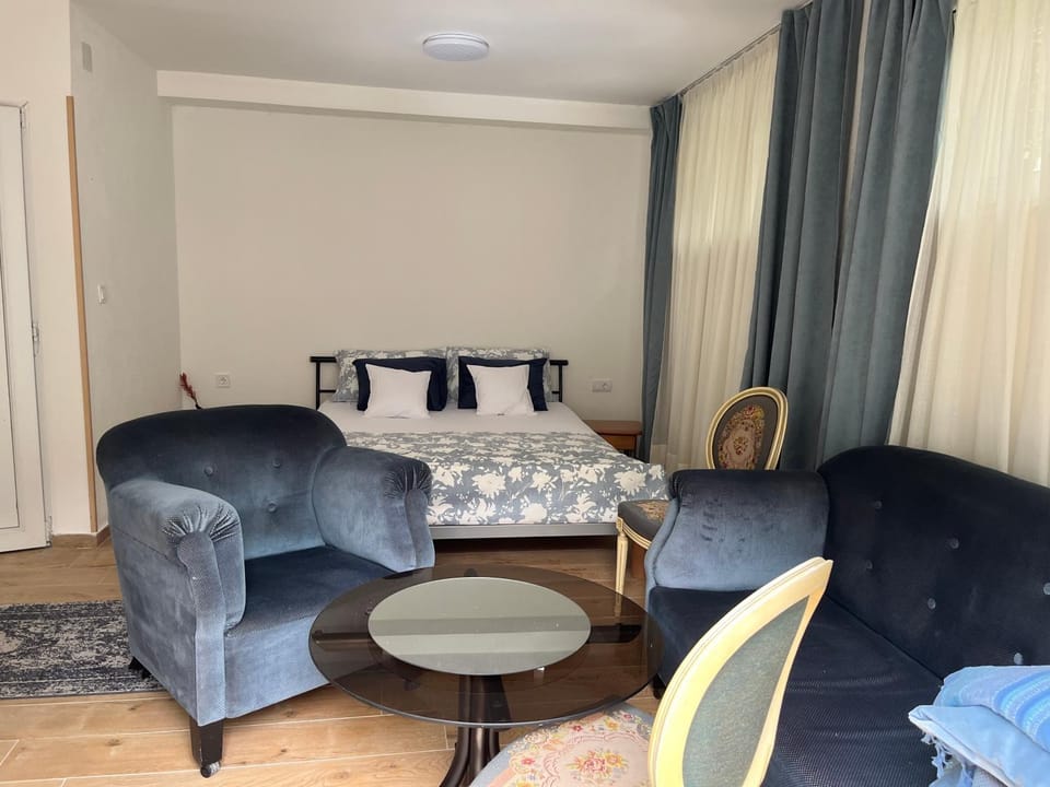 Bed, Photo of the whole room, Seating area, Bedroom