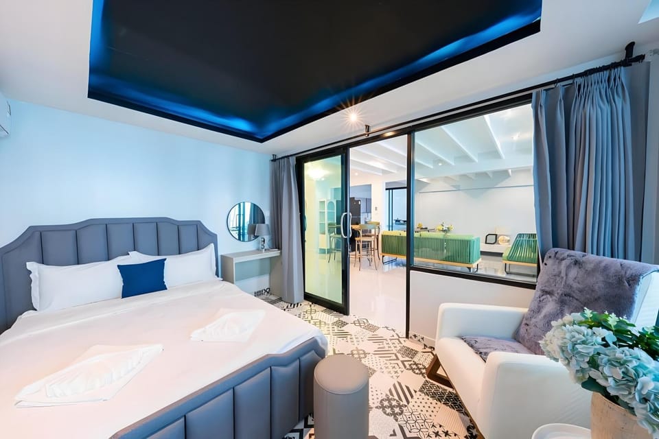 Bed, Living room, Seating area, Bedroom