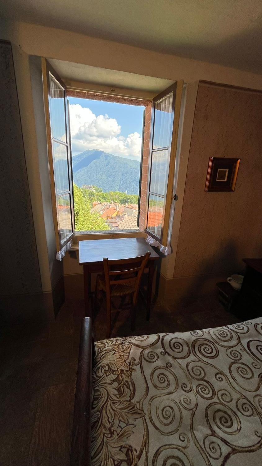 Bed, Natural landscape, Photo of the whole room, Bedroom, Lake view, Mountain view