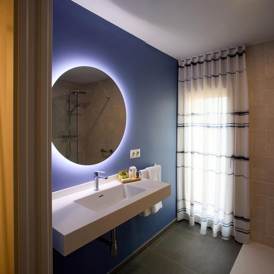 Bathroom, towels