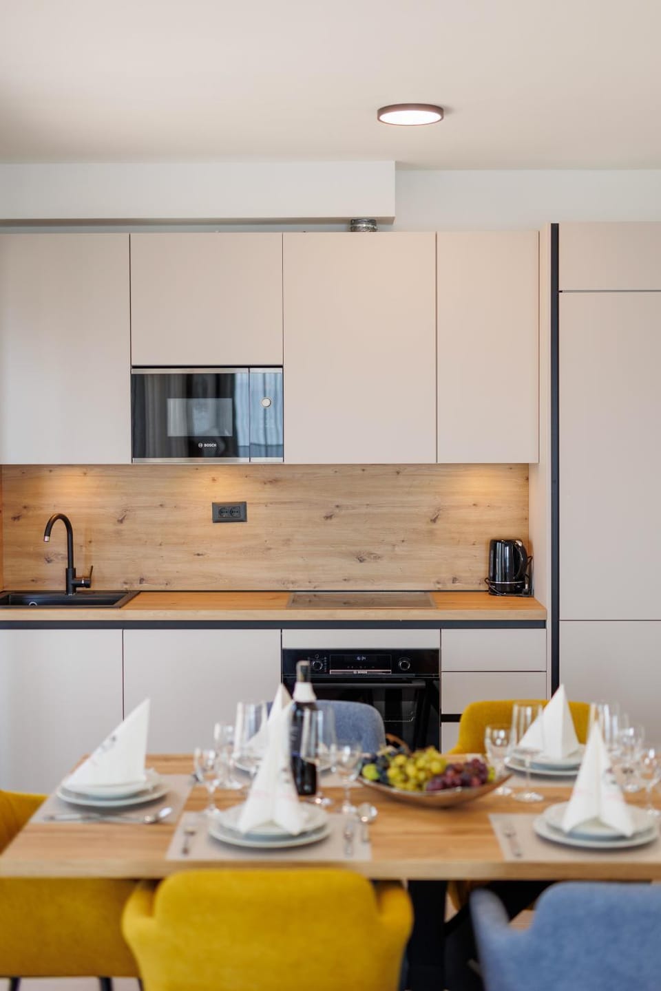 Kitchen or kitchenette, Food and drinks, Dining area, stove