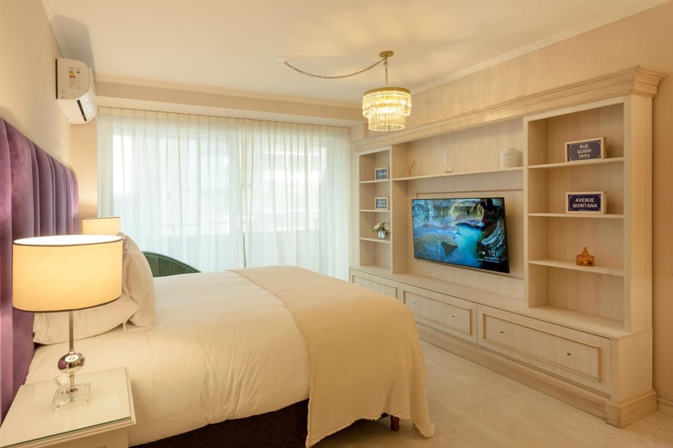 Bed, TV and multimedia, Photo of the whole room, Bedroom