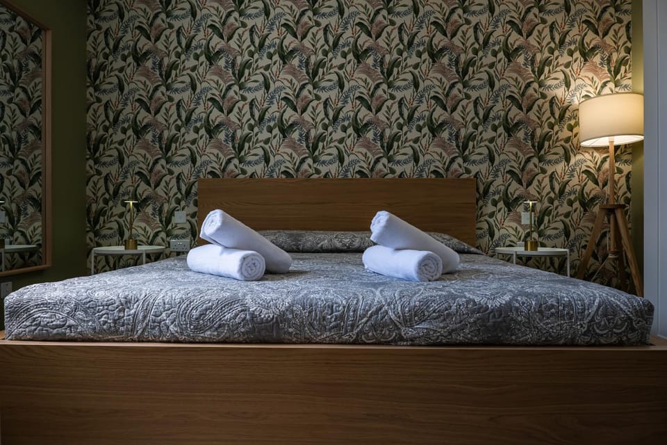Bed, Bedroom, towels
