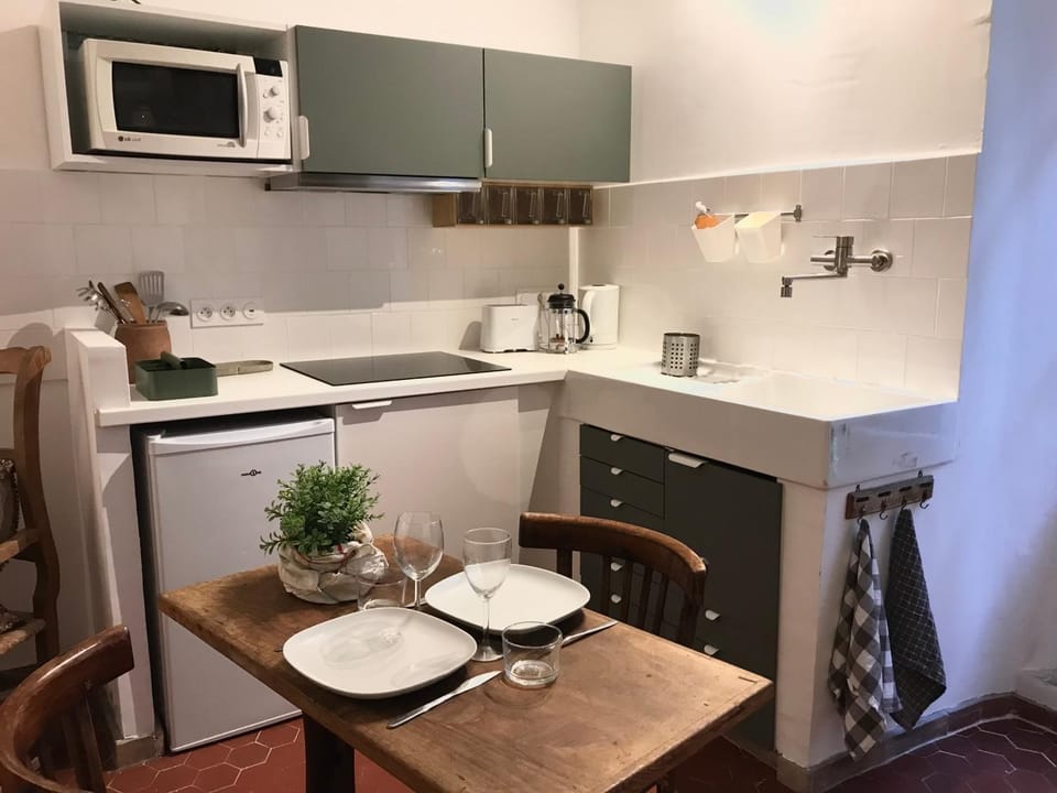 Kitchen or kitchenette, Dining area, microwave, stove