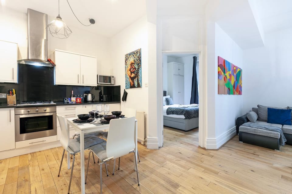 Kitchen or kitchenette, Living room, Seating area, Dining area, oven, stove