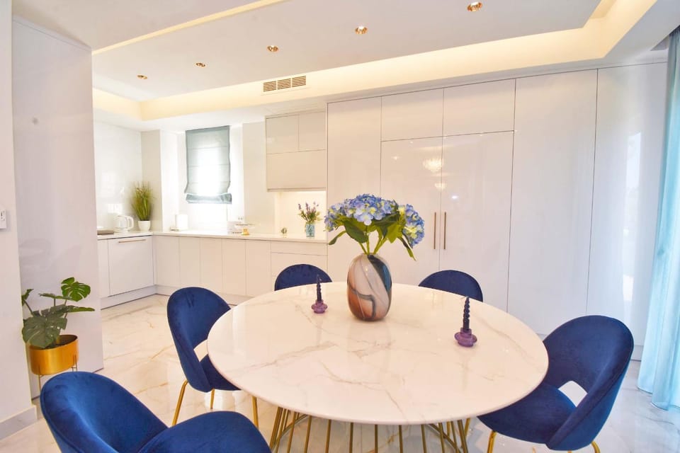 Kitchen or kitchenette, Living room, Seating area, Dining area
