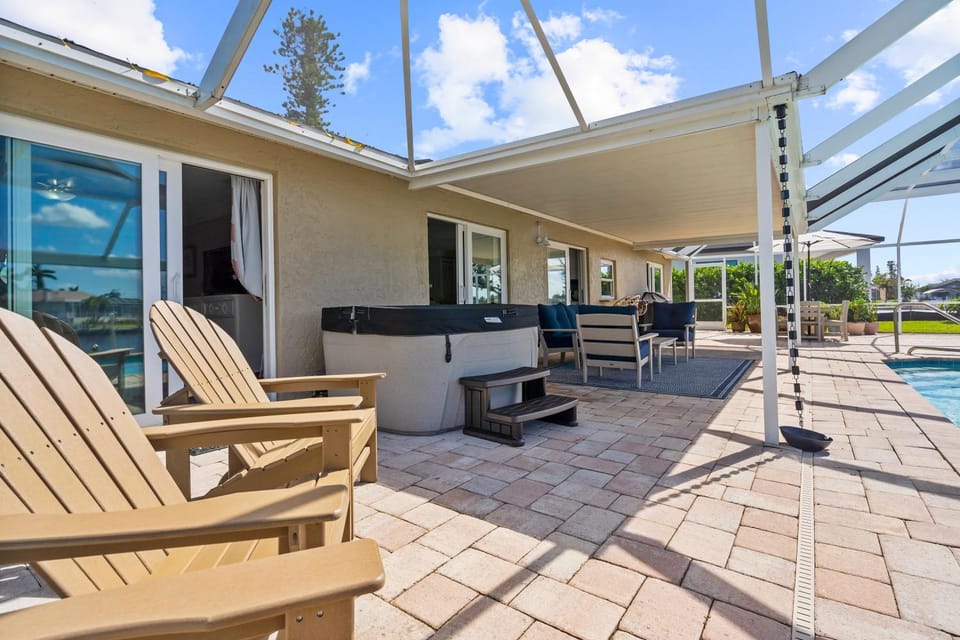 Property building, Patio, Hot Tub, Balcony/Terrace, Pool view, Swimming pool, sunbed