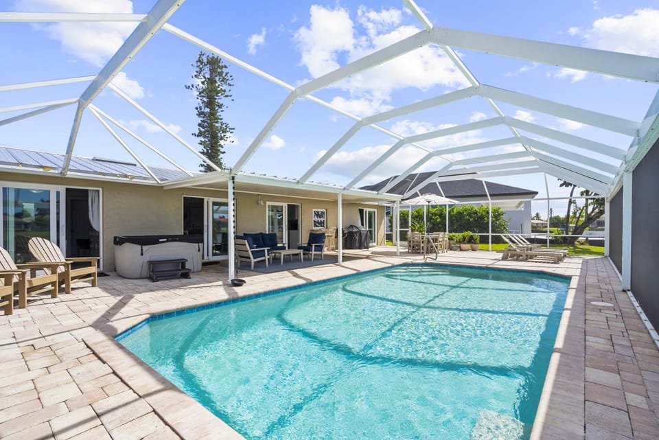 Patio, Hot Tub, Balcony/Terrace, Dining area, Pool view, Swimming pool, Swimming pool, sunbed