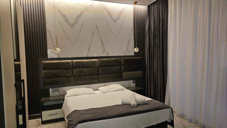Property building, Bed, Natural landscape, Bedroom, Mountain view, Mountain view, Street view, Street view, Quiet street view