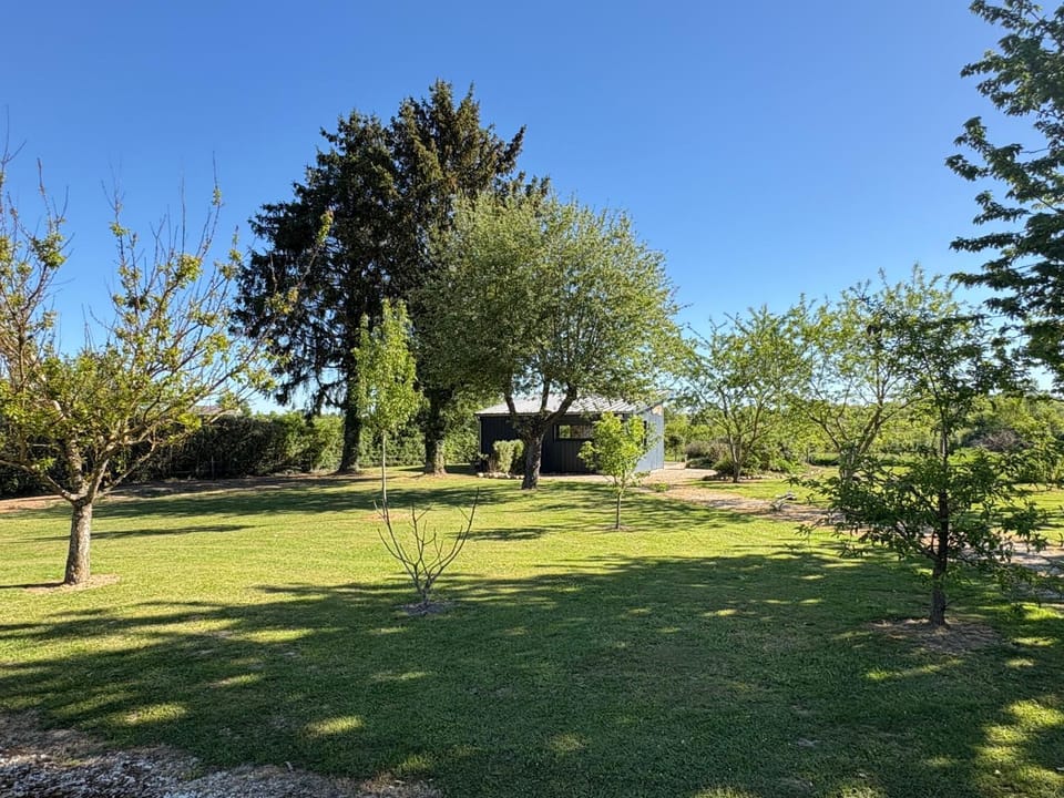 Chalet au calme avec terrasse sur belle propriété House in Bourgogne-Franche-Comté