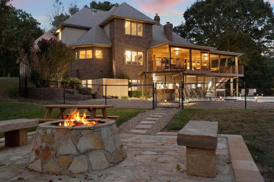 Rolling Hills Family Home House in Table Rock Lake