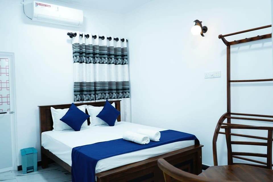 Bed, Photo of the whole room, towels, air conditioner