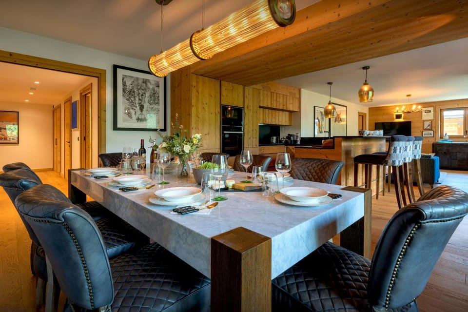Kitchen or kitchenette, Food and drinks, Seating area, Dining area