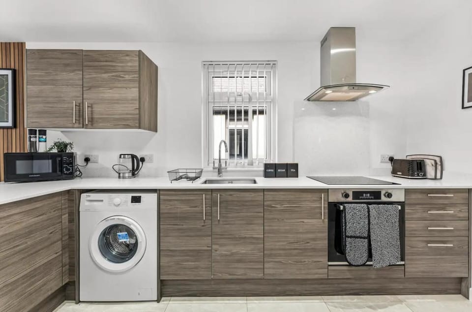 Coffee/tea facilities, Kitchen or kitchenette, oven, stove, toaster, washing machine