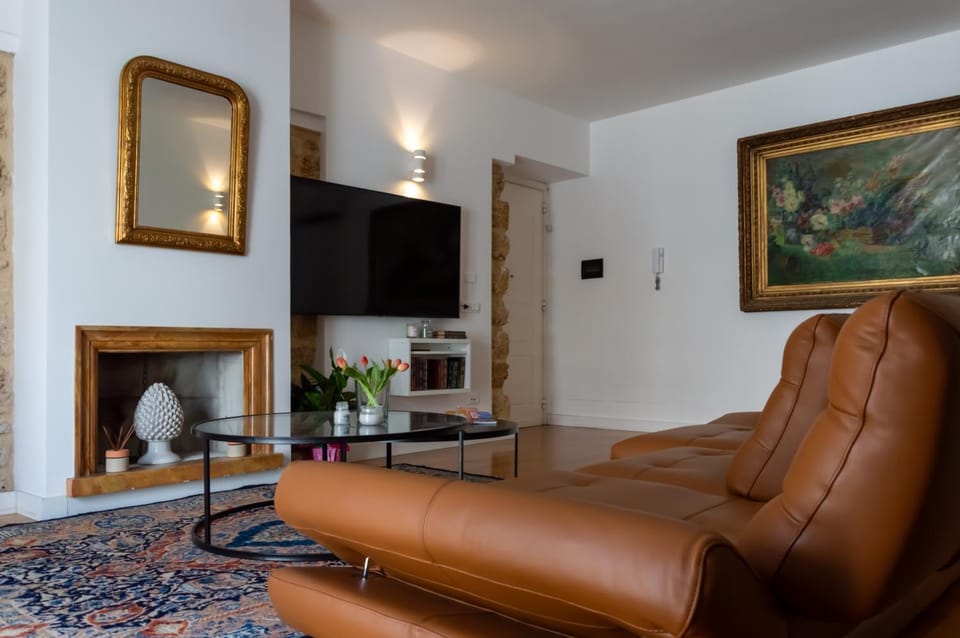 Communal lounge/ TV room, TV and multimedia, Living room, Seating area, Evening entertainment