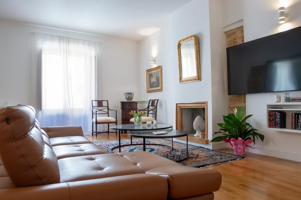 Communal lounge/ TV room, TV and multimedia, Living room, Seating area, Evening entertainment