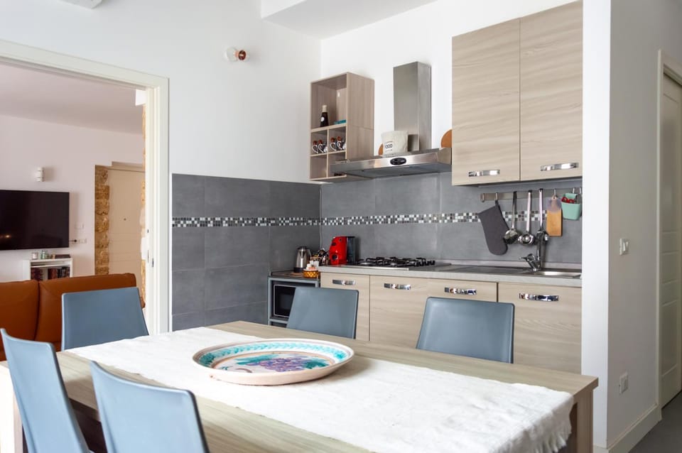 TV and multimedia, Kitchen or kitchenette, Dining area, oven, stove
